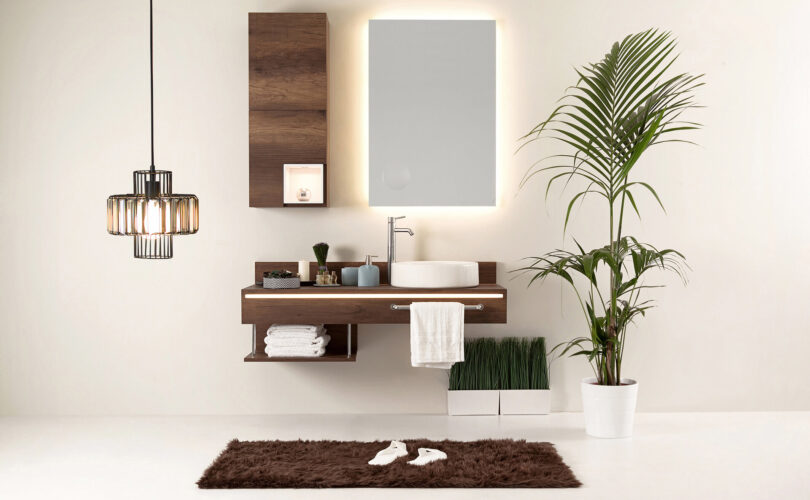 weiße Wand, sauberes Bad, Stil und Inneneinrichtung dekorative Gestaltung