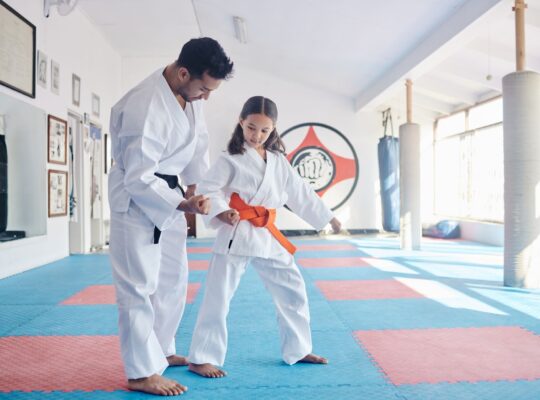 Mädchen wird Karate beigebracht