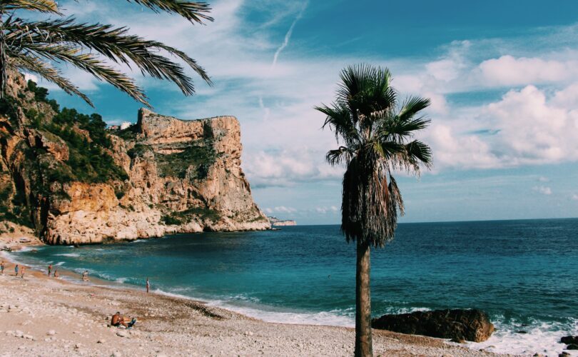 Am Strand entspannen und im Restaurant in Ibiza kulinarische Highlights erleben