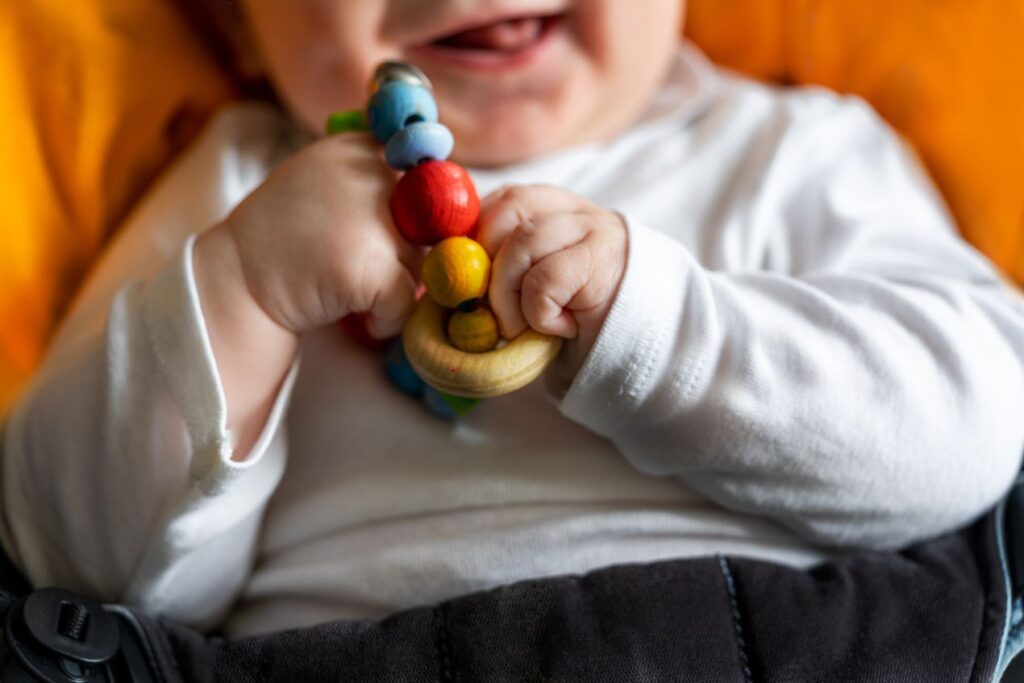 Geschenke für Babys – Bunter Greifling zur Förderung der Feinmotorik“
