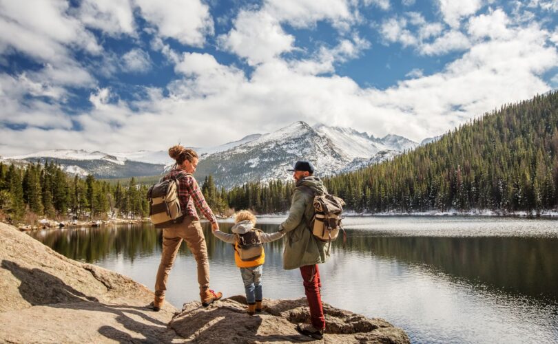 Familie wandert an einem Bergsee in Österreich