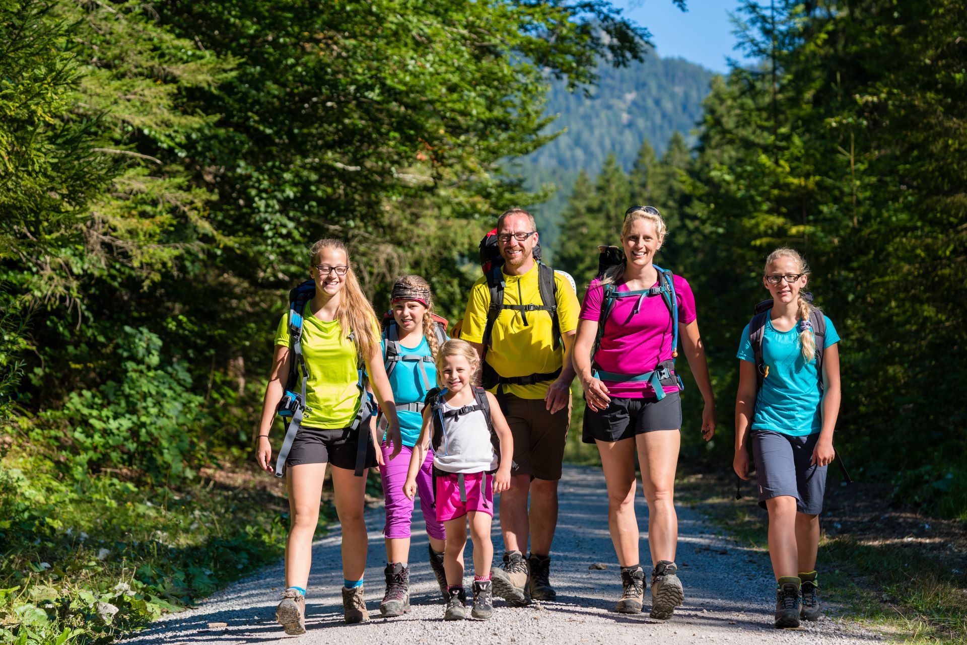 Familie wandert auf einem Bergweg in Österreich