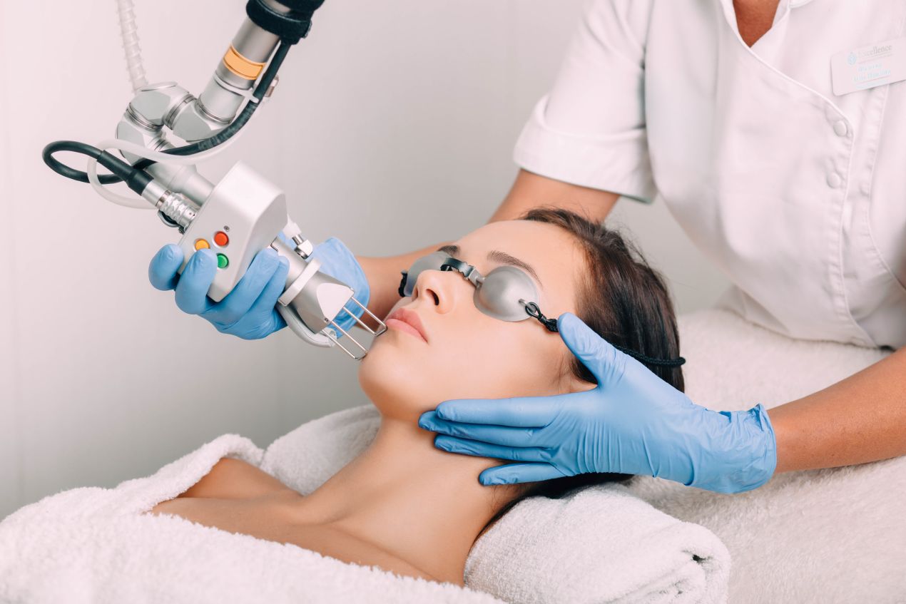 Laserbehandlung im Gesicht durch Fachpersonal – praezise Hauttherapie im Laserzentrum Essen