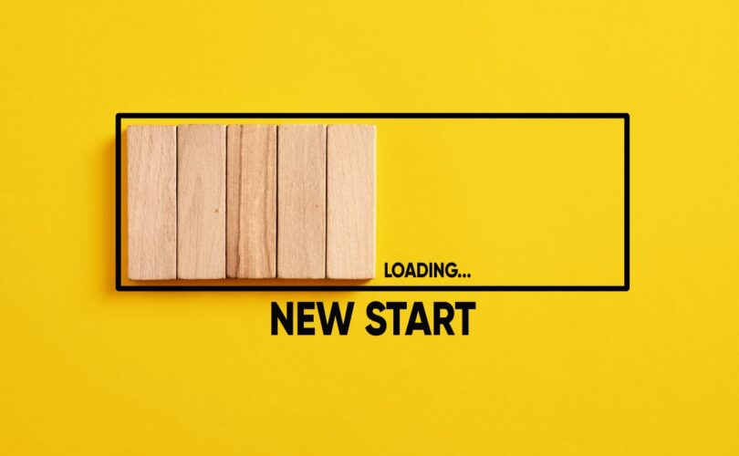Gelber Hintergrund mit Ladebalken und Holzklötzen symbolisiert den Neustart im Beruf – ideal fuer Quereinsteiger Kindergarten