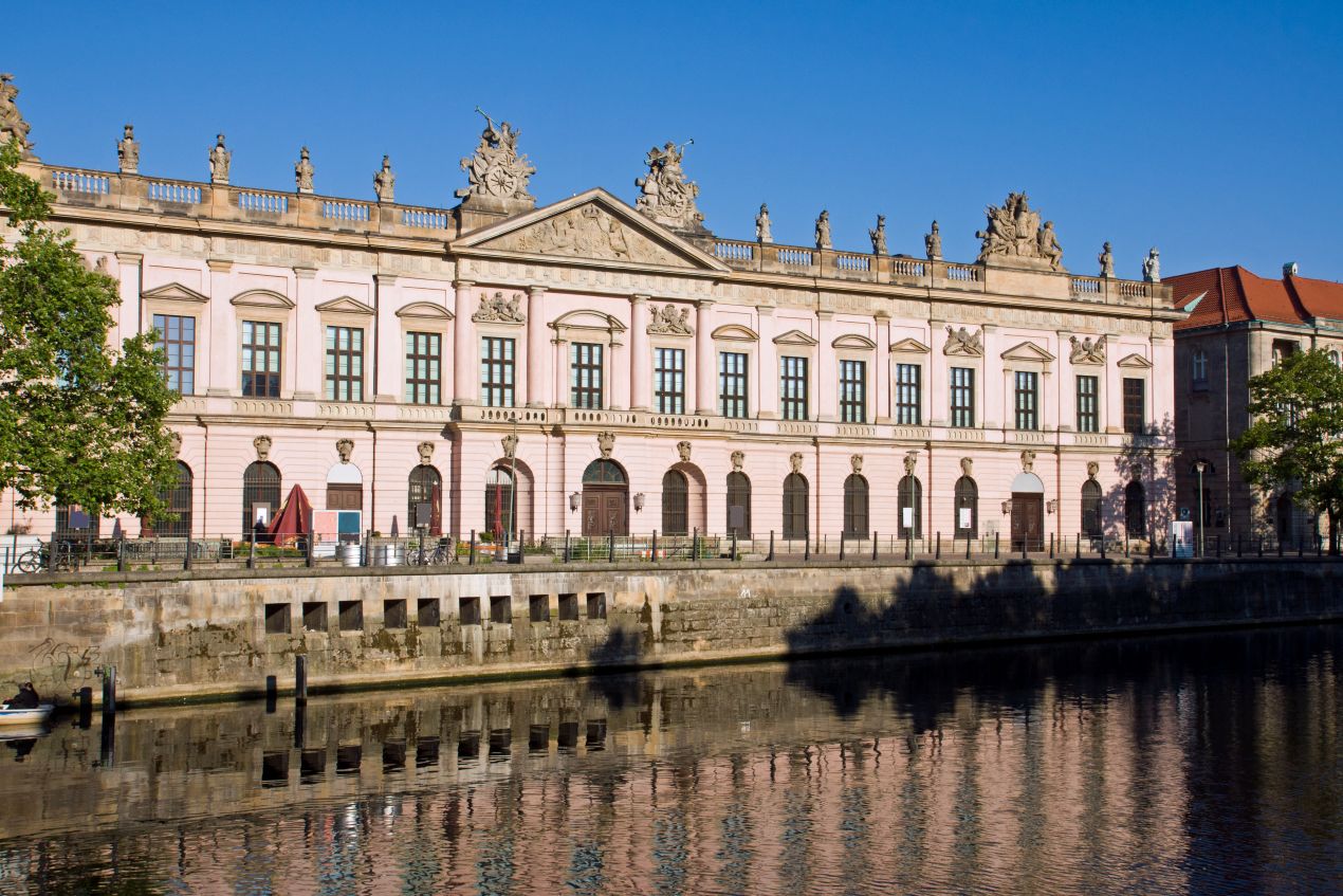 Historisches Museum Berlin bei Sonnenschein – Ziel einer Klassenfahrt Berlin