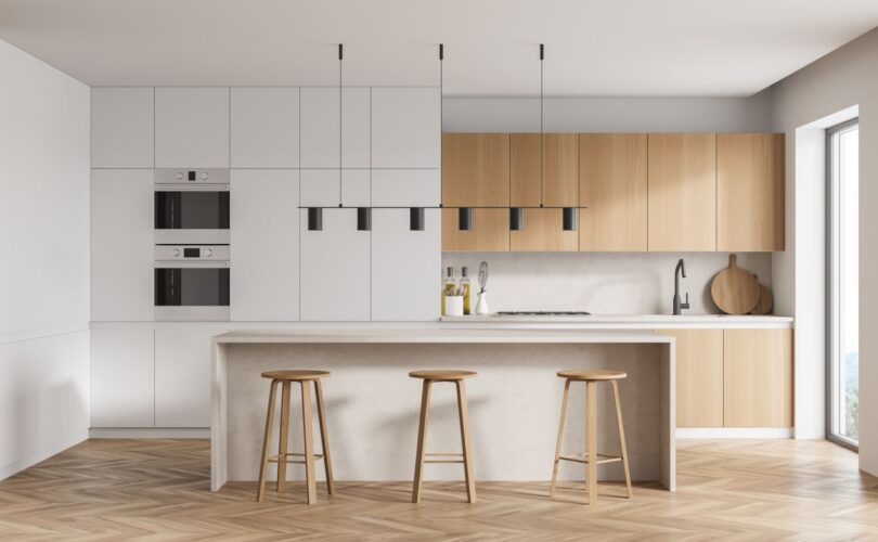 Helle Wohnkueche mit grifflosem Design, Holz- und Weissfronten sowie integrierter Kochinsel – Inspiration zum stilvollen Kueche kaufen