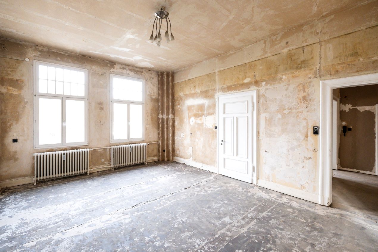 Wohnungssanierung Berlin im Altbau vor Beginn der Bauarbeiten mit freigelegten Waenden