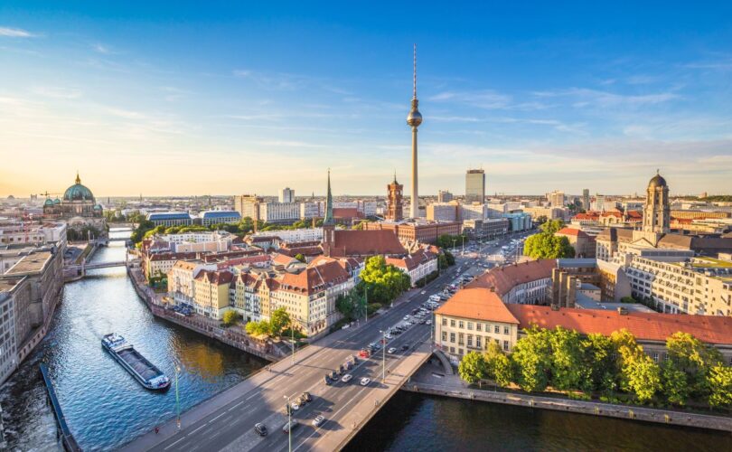 Wohnungssanierung Berlin mit Blick auf Fernsehturm und Spree in Berlin Mitte