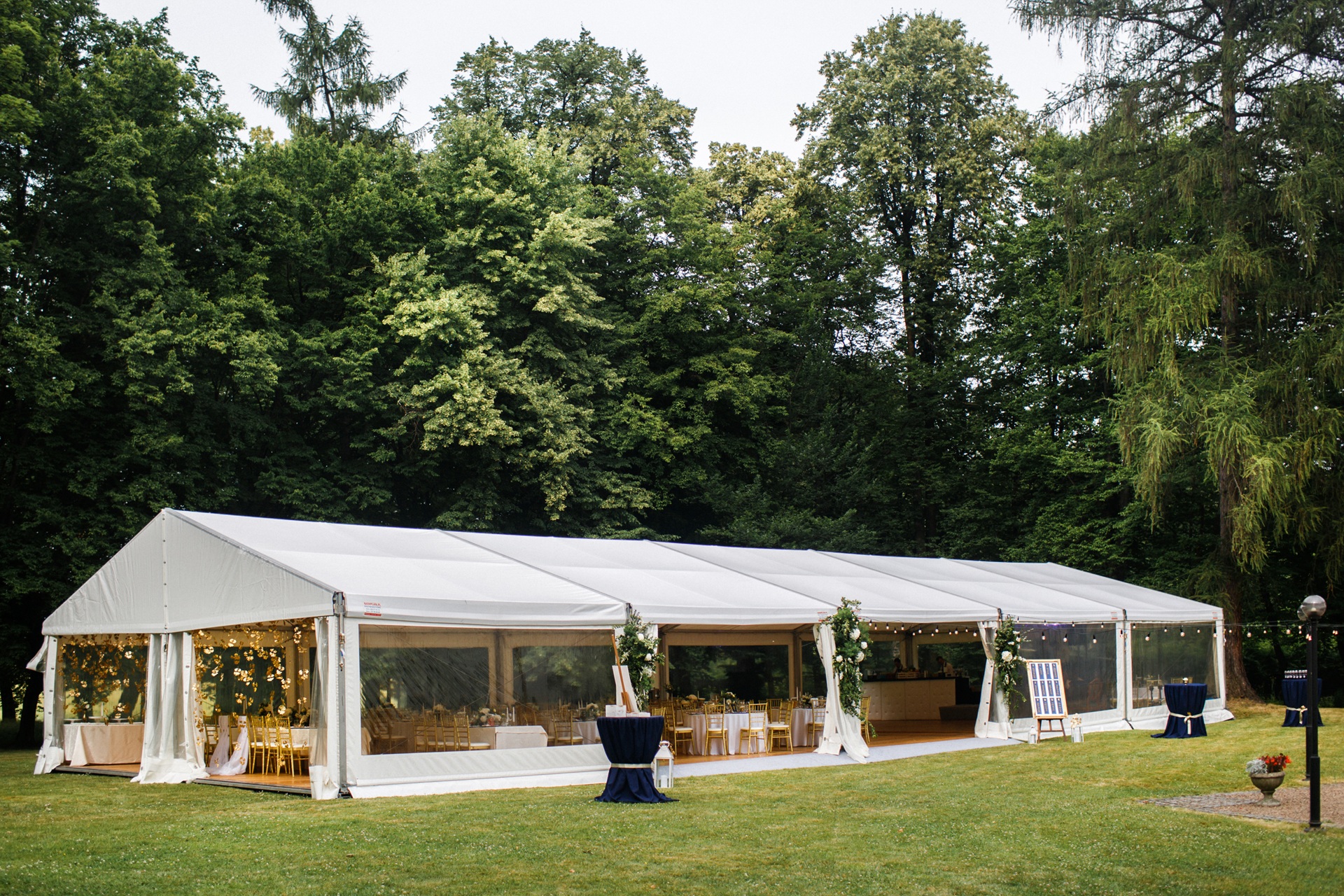 Festlich geschmücktes Zelt im Park | Event Zelt