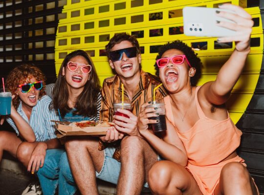 Freunde machen Selfie bei Street-Food-Party | Tortenkarton
