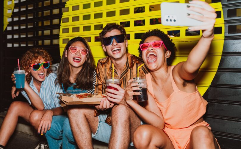 Freunde machen Selfie bei Street-Food-Party | Tortenkarton