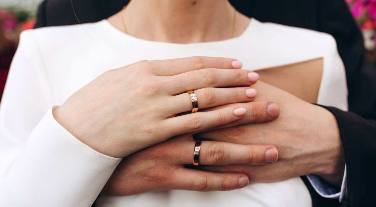 Brautpaar hält sich innig in weißem Outfit – als Inspiration für elegante Eheringe aus Silber mit klarer Formsprache
