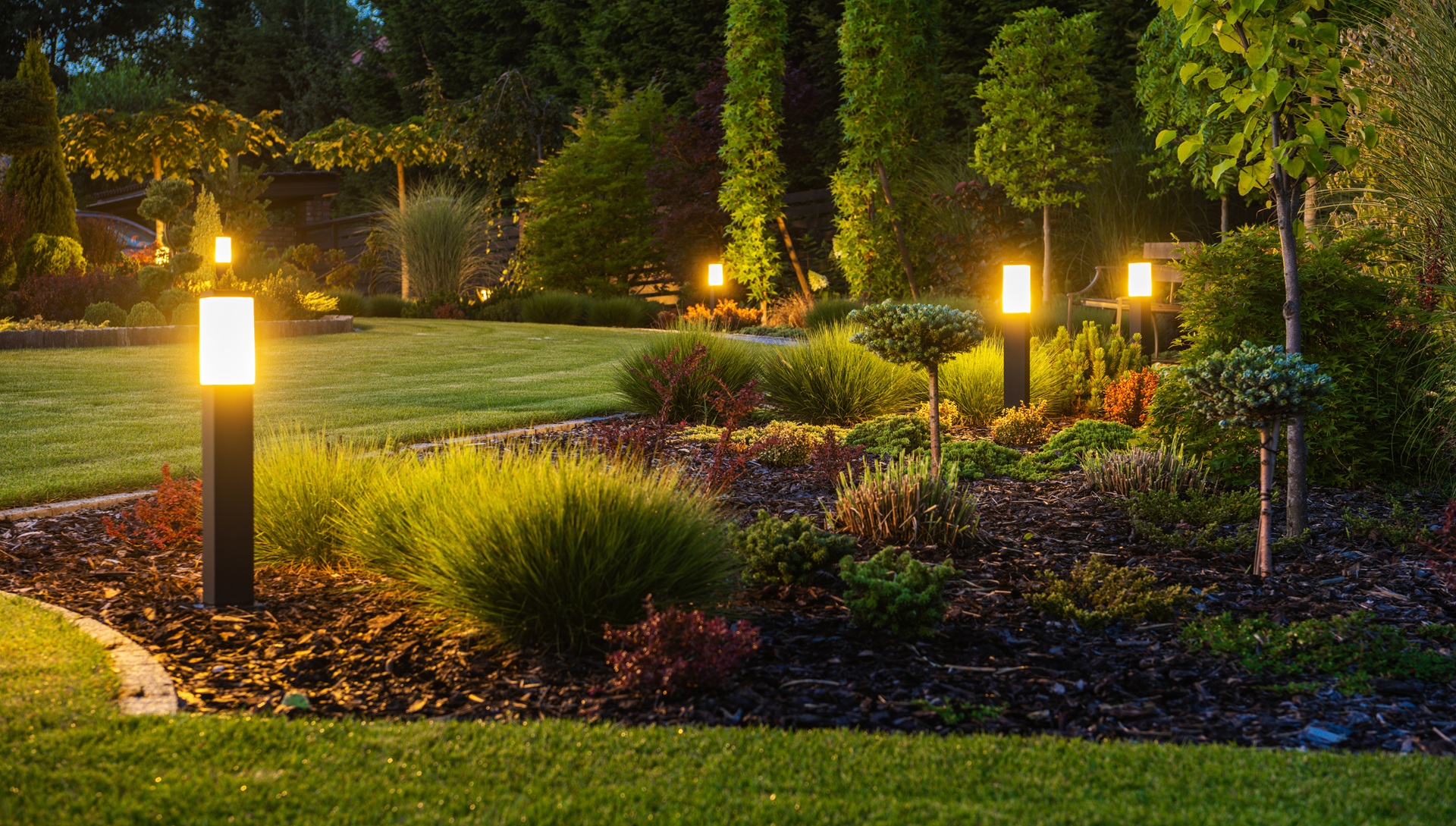 Gartenweg mit Licht und Struktur | Mülltonnenbox 4er

