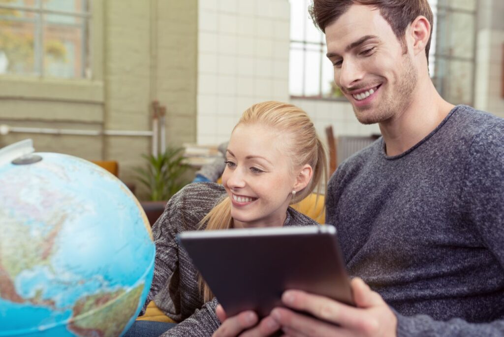 Ein Fahrer hilft zwei Reisenden beim Gepäck – Flughafen Shuttle Frankfurt mit Tür-zu-Tür-Service