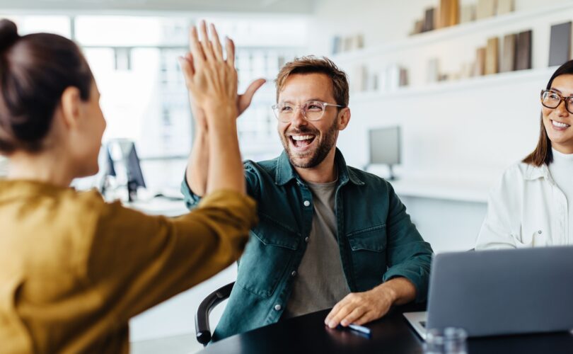 Team feiert Erfolg mit High-Five | Amazon Full Service Agentur