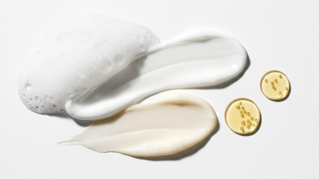 Texturen von Dr Spiller Pflegeprodukten mit Schaum, Creme und Serum auf weissem Hintergrund